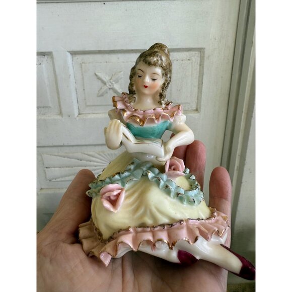 Vintage 50's Porcelain Victorian Girl Reading book Flowers Ruffles Victorian - Picture 5 of 12